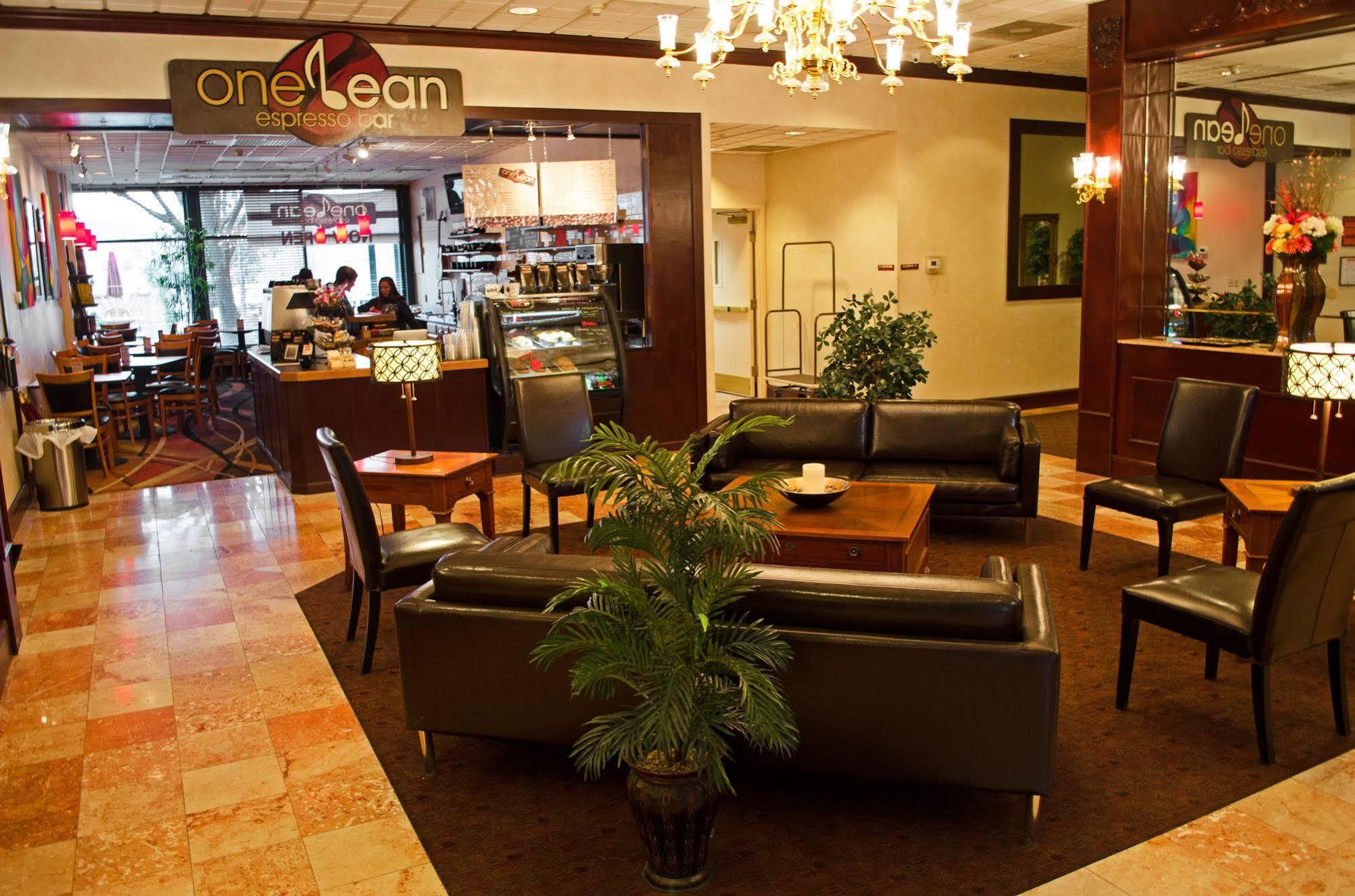 Clarion Hotel & Suites University-Shippensburg Exterior foto
