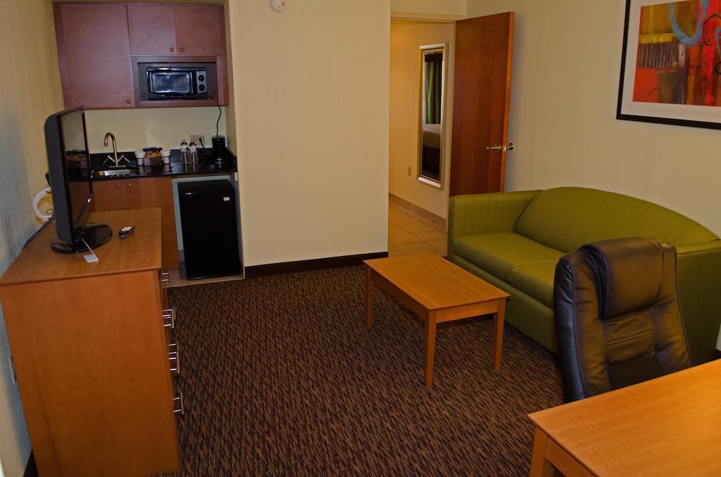 Clarion Hotel & Suites University-Shippensburg Exterior foto